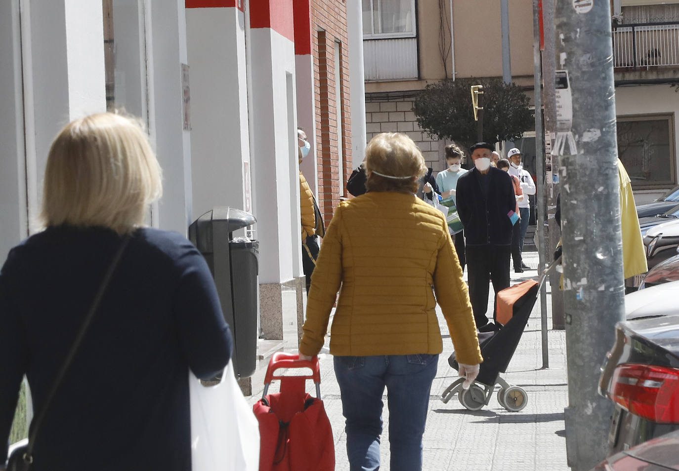 Los festivos de Semana Santa obligan a los ciudadanos a salir a la compra.