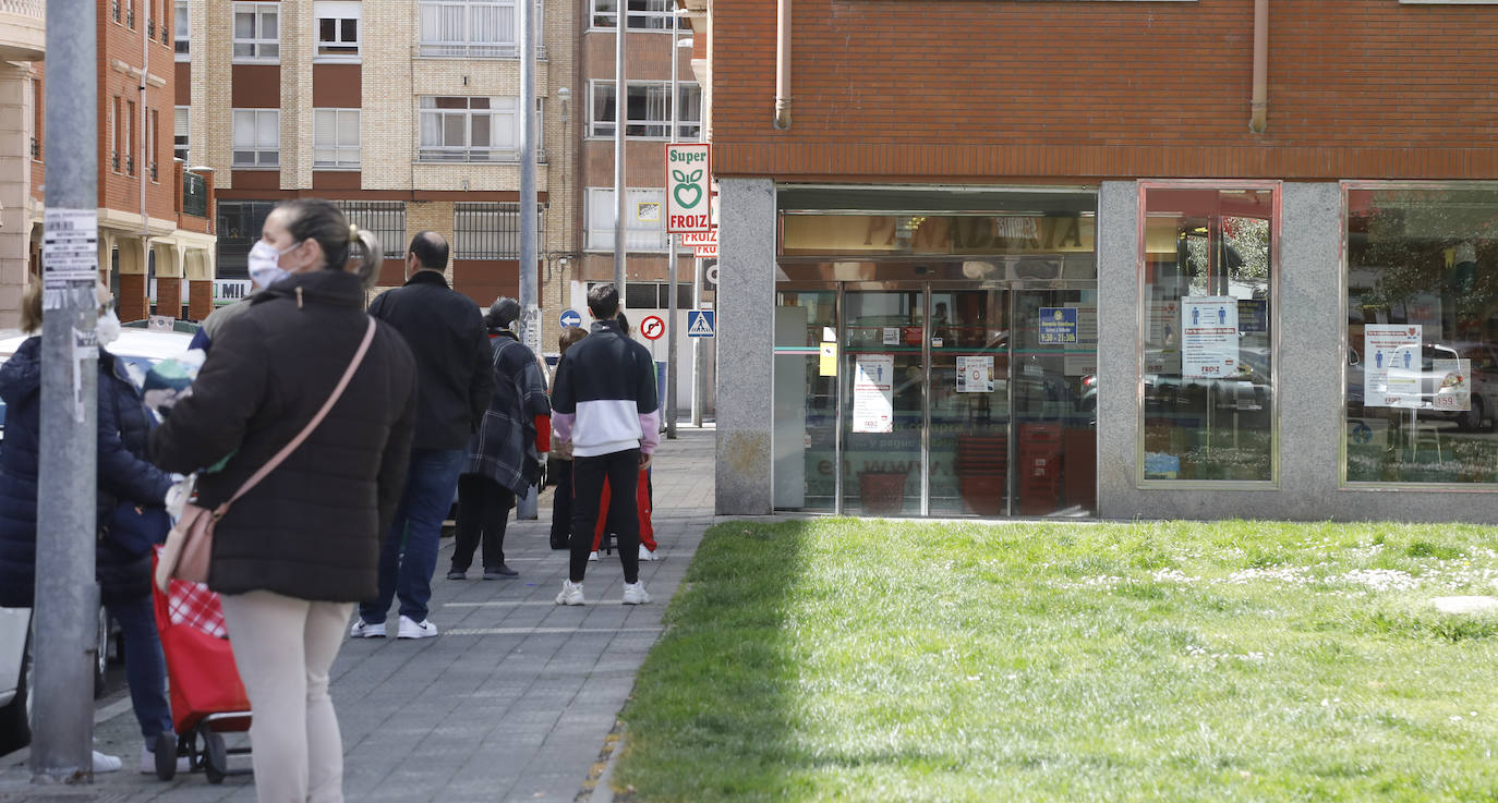 Los festivos de Semana Santa obligan a los ciudadanos a salir a la compra.