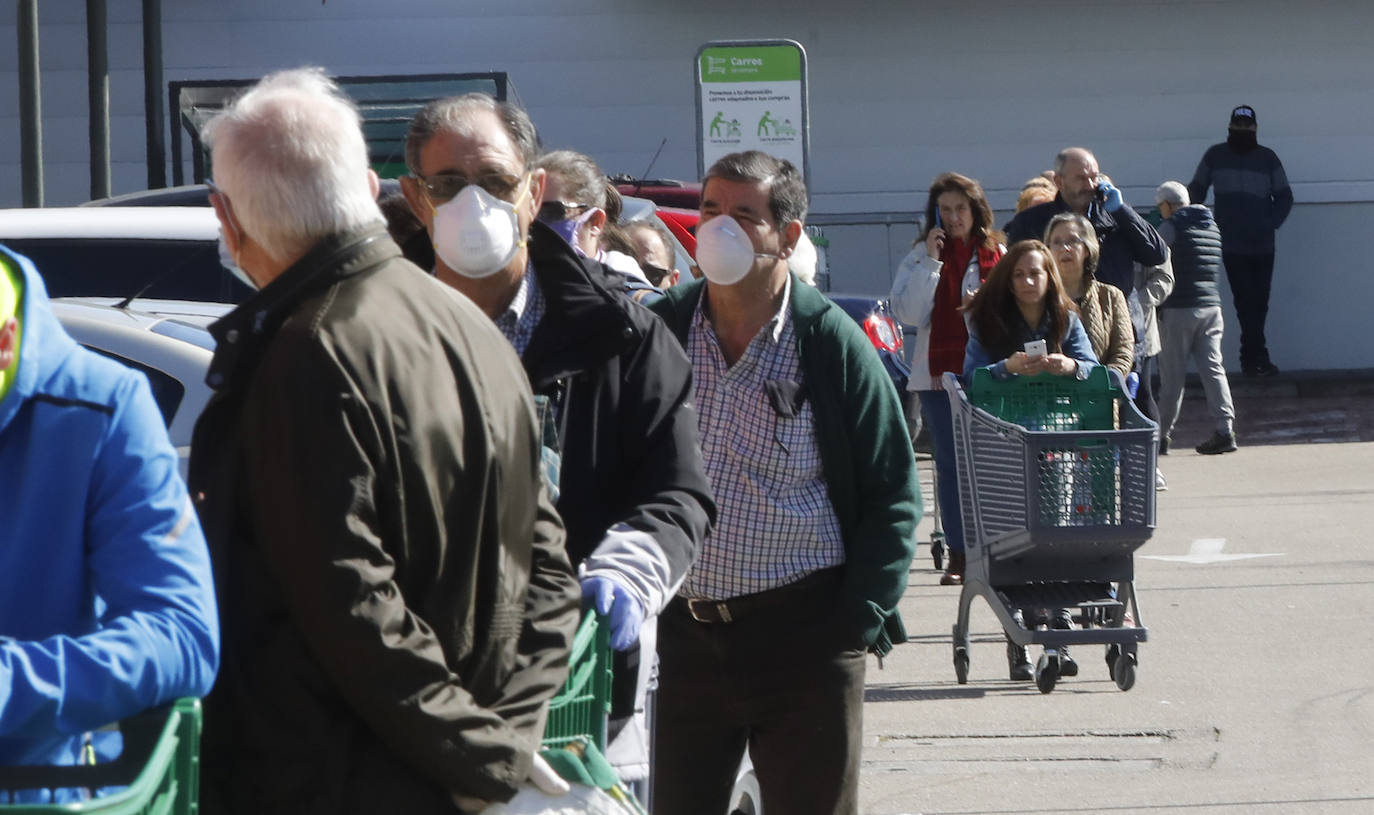Los festivos de Semana Santa obligan a los ciudadanos a salir a la compra.
