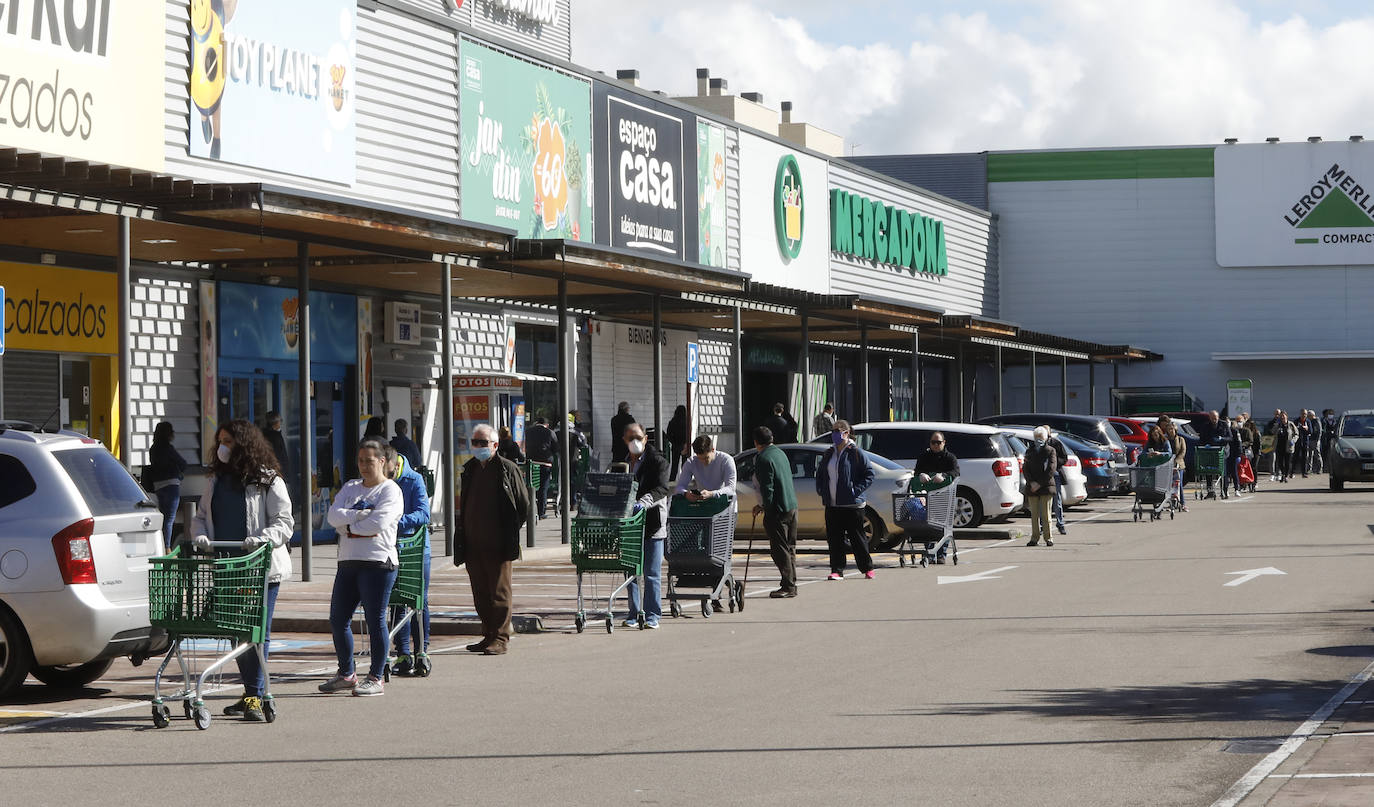 Los festivos de Semana Santa obligan a los ciudadanos a salir a la compra.