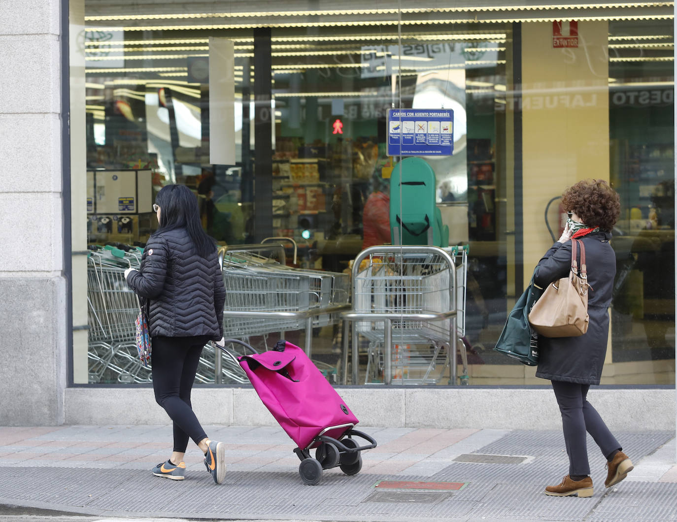 Los festivos de Semana Santa obligan a los ciudadanos a salir a la compra.