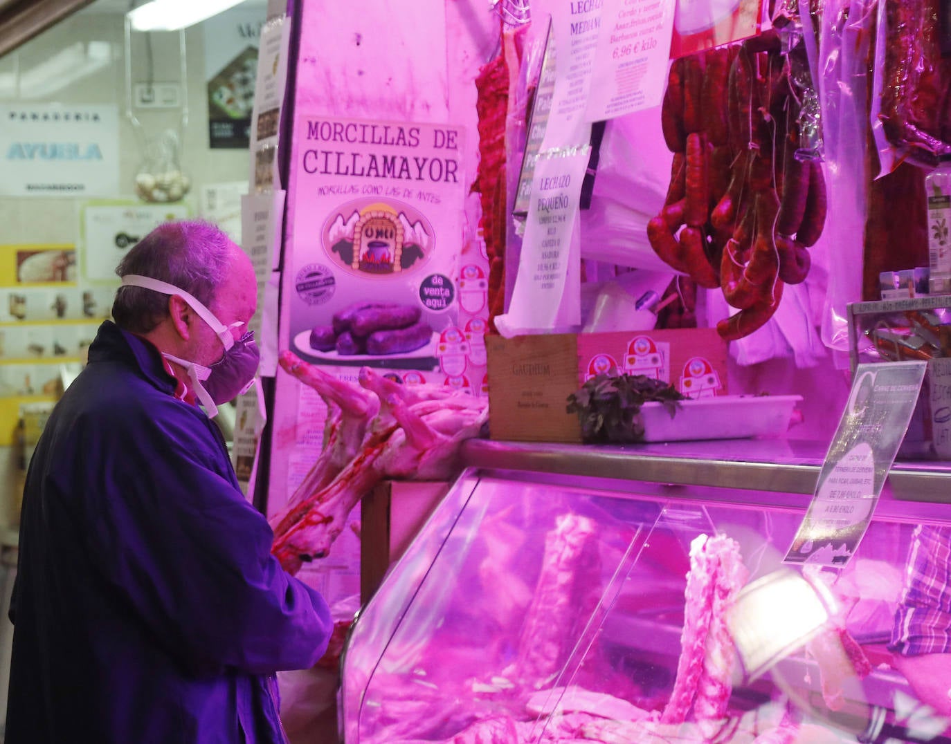 Los festivos de Semana Santa obligan a los ciudadanos a salir a la compra.