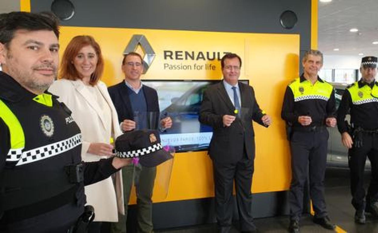 Acto de entrega de 800 máscaras creadas por la iniciativa 'Renault al rescate' a la Policía Local de Sevilla. 