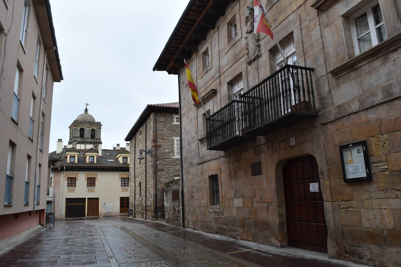 El ajetreo de las fábricas de galletas dan algo de movimiento a la villa.