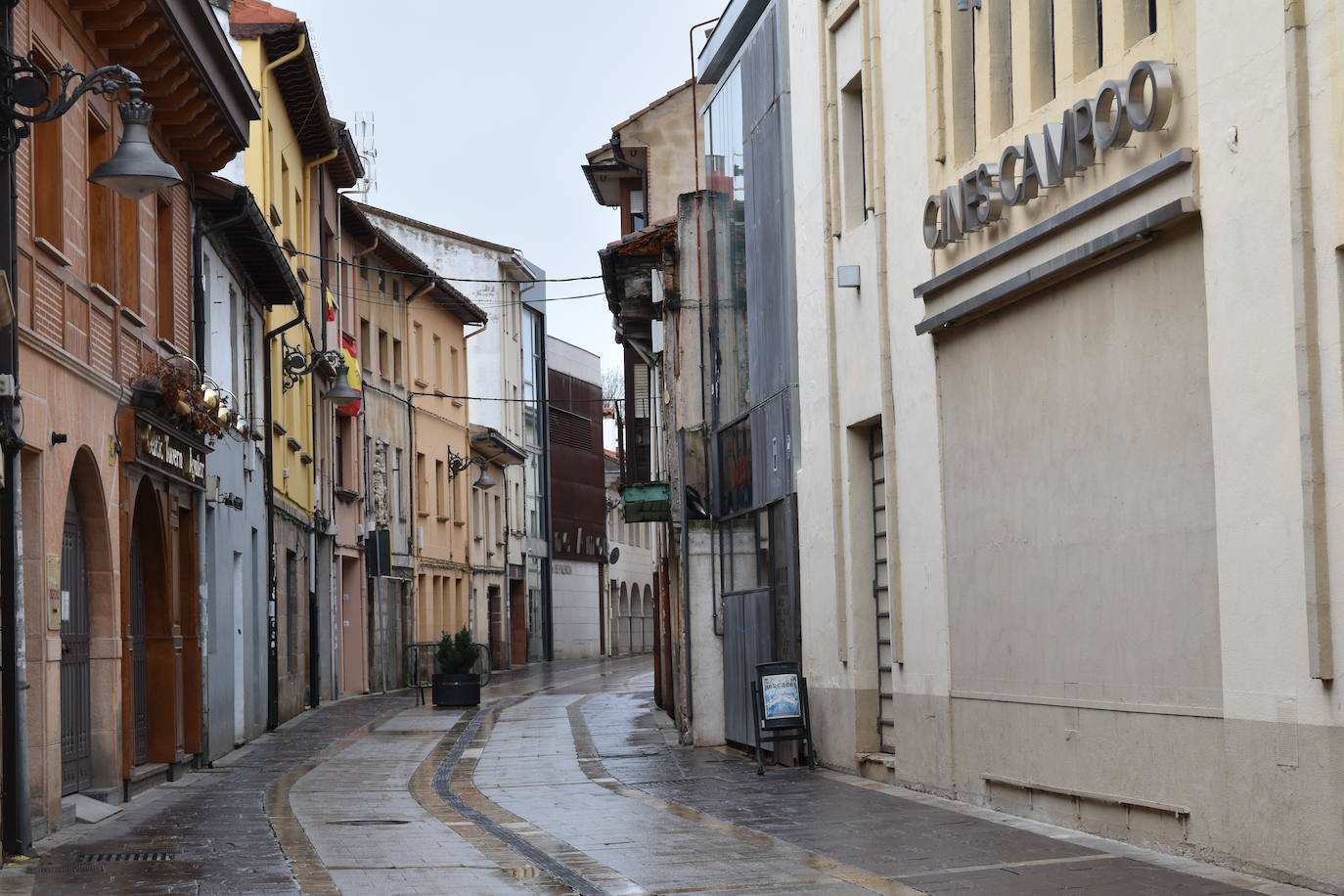 El ajetreo de las fábricas de galletas dan algo de movimiento a la villa.