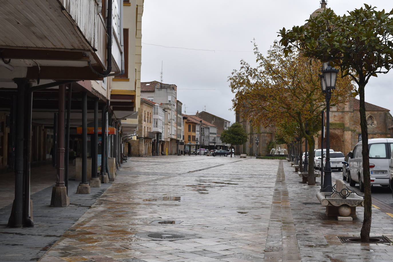 El ajetreo de las fábricas de galletas dan algo de movimiento a la villa.
