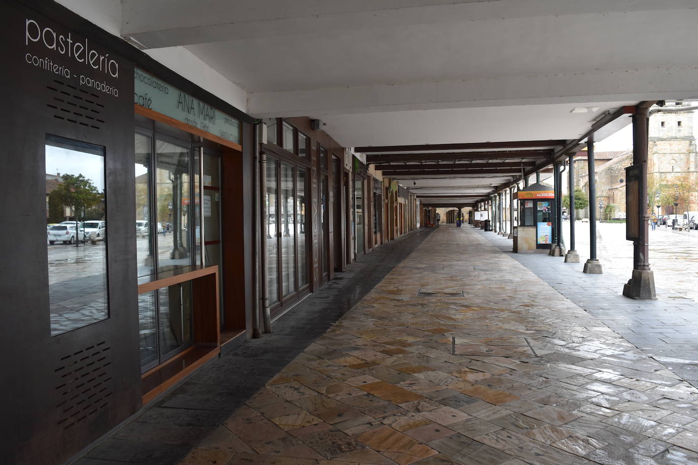 El ajetreo de las fábricas de galletas dan algo de movimiento a la villa.