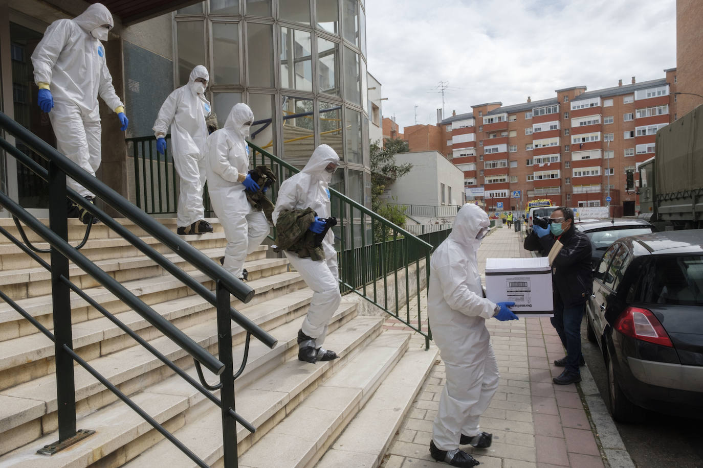 Fotos: El Ejército de Tierra desinfecta al centro de salud de Pilarica