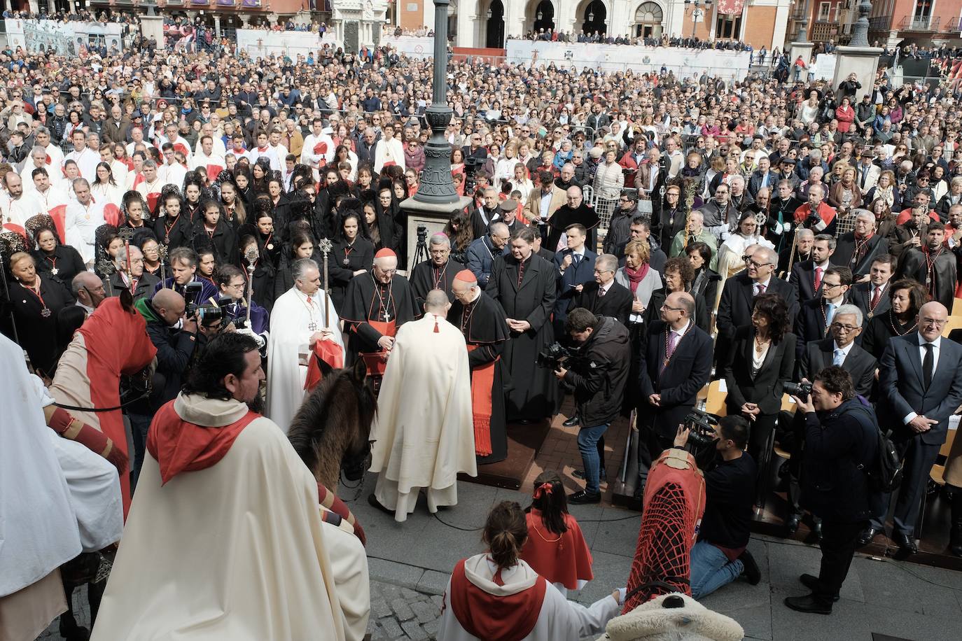 El pregonero entrega el pergamino al cardenal, en el Sermón del año pasado.