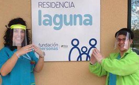 Dos trabajadoras agradecen la donación de pantallas protectoras de Renault en la residencia Laguna de la Fundación Personas.