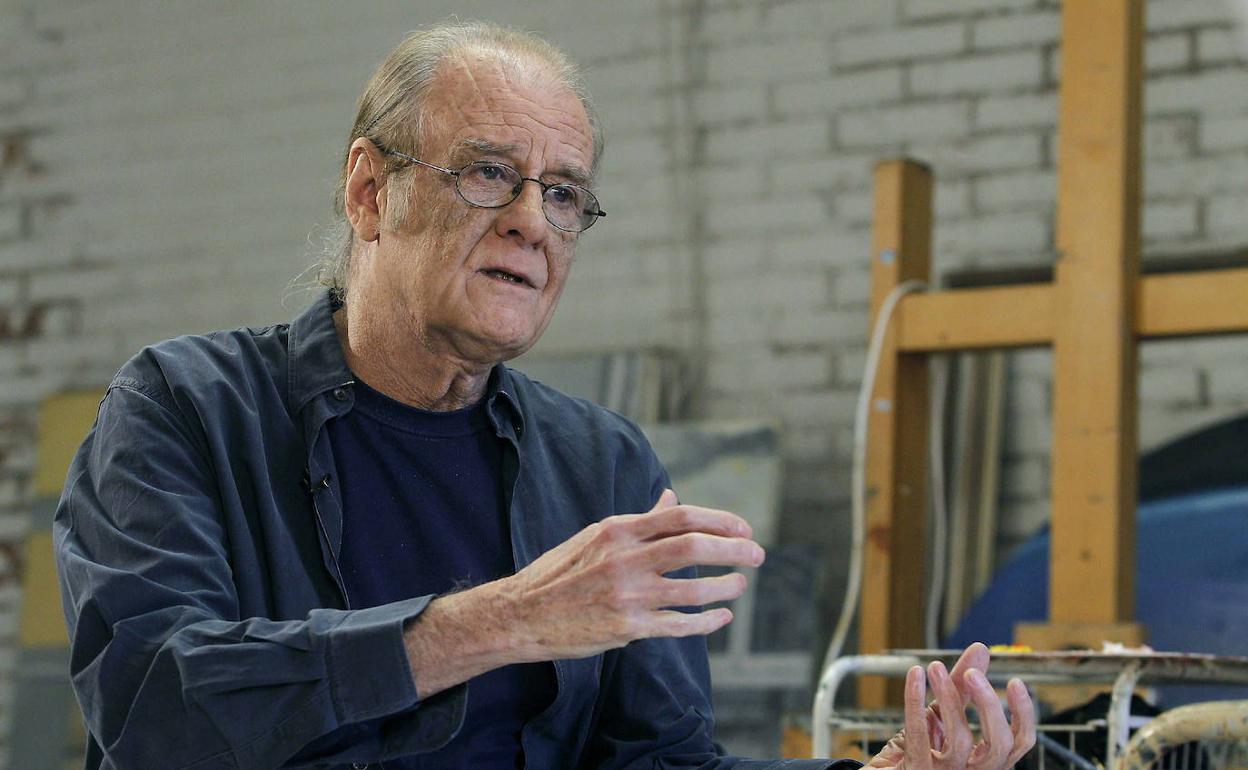 Luis Eduardo Aute, en su estudio de pintor.