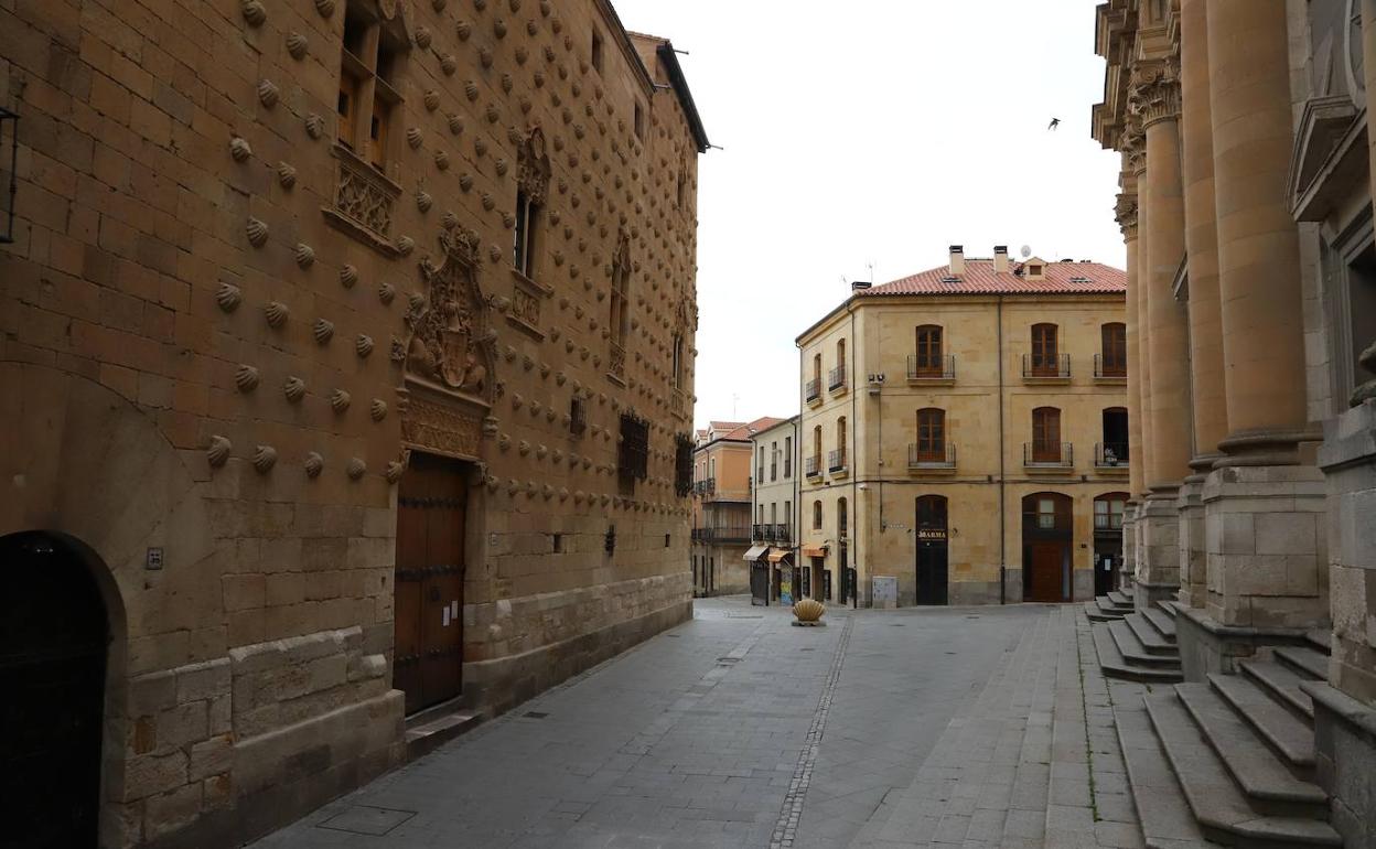 Calles vacías y ningún turista delante de la Casa de las Conchas