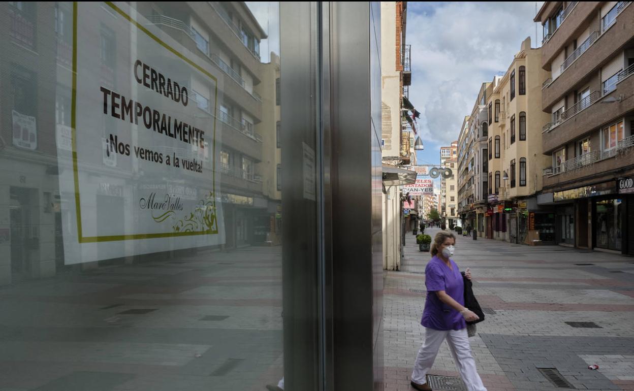 Cartel de cerrado en un comercio de la calle Mantería, en Valladolid. 