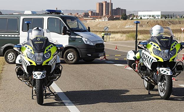 Identificados los dos ocupantes de un vehículo en la autovía cerca de Dueñas por no respetar la alarma