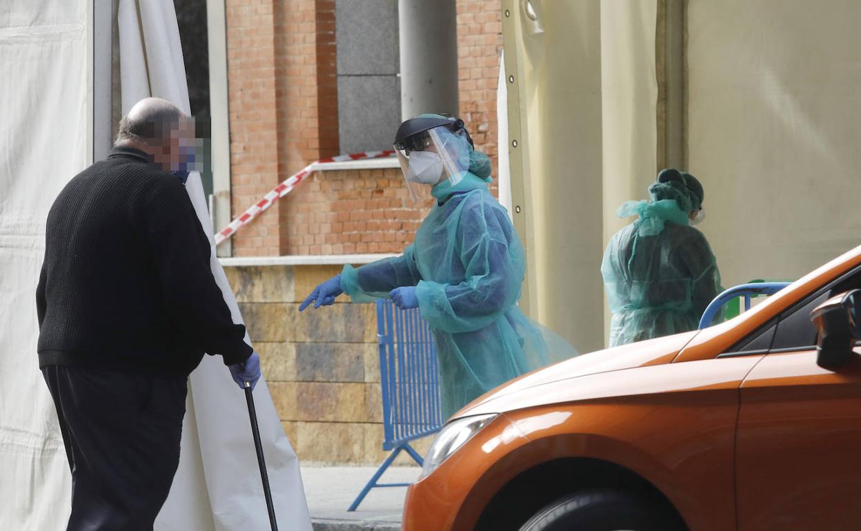 Un hombre se somete a la prueba del coronavirus en La Puebla.