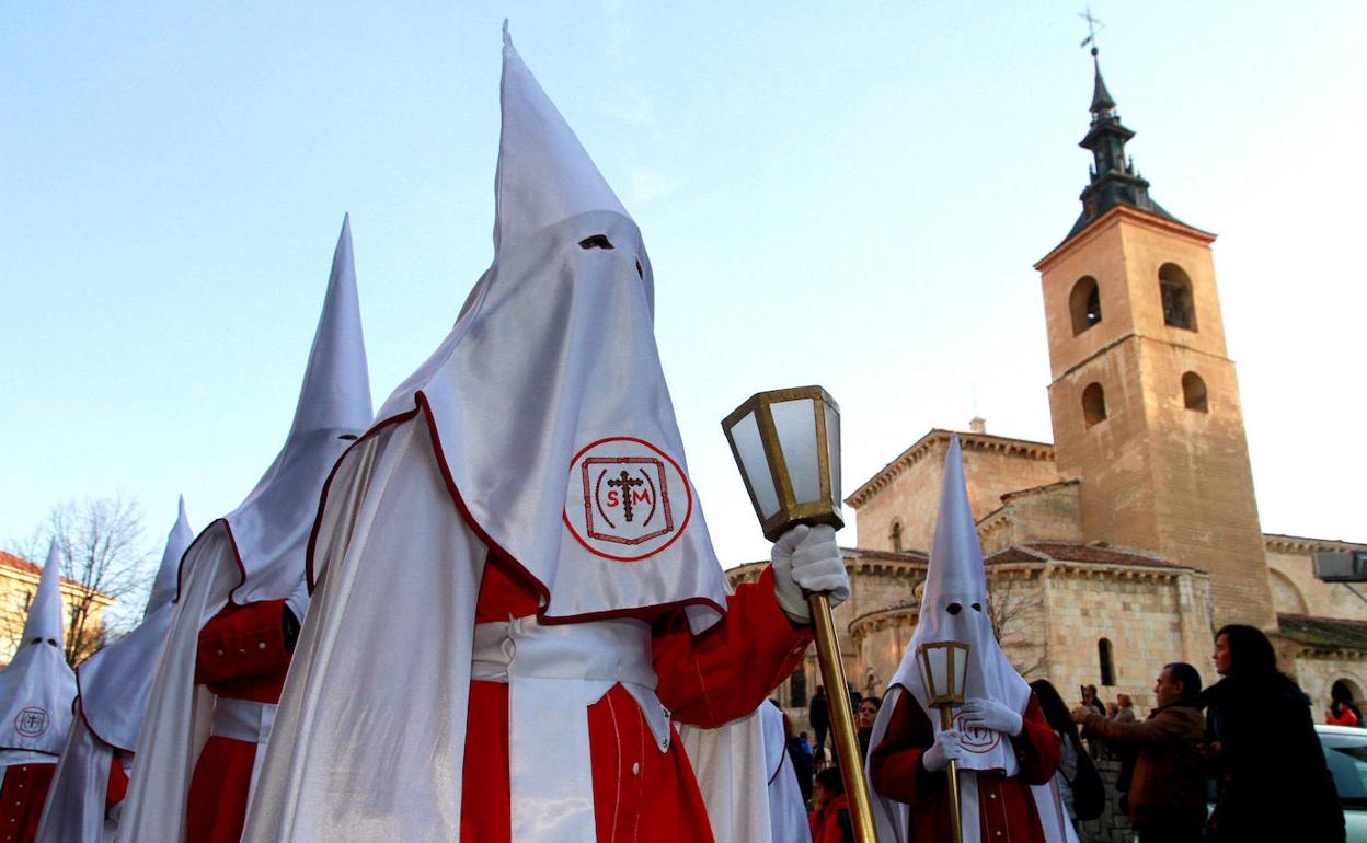 Cofrades de San Millán, durante el traslado de sus pasos a la Catedral. 