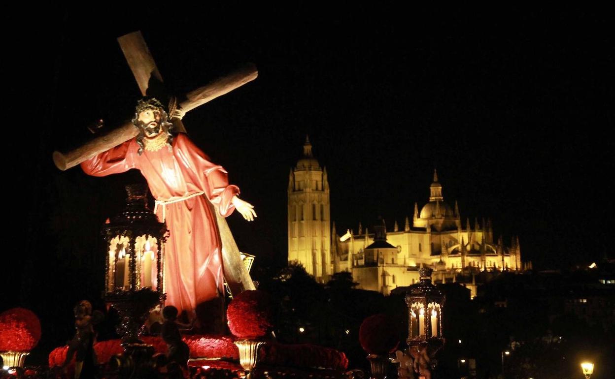 El Cristo de los exalumnos maristas, con la Catedral de fondo, durante el vía crucis de Jueves Santo. 