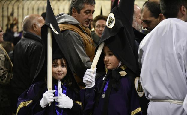 Imagen. La procesión en El Espinar en el interior de la iglesia de San Eutropio, por la lluvia.