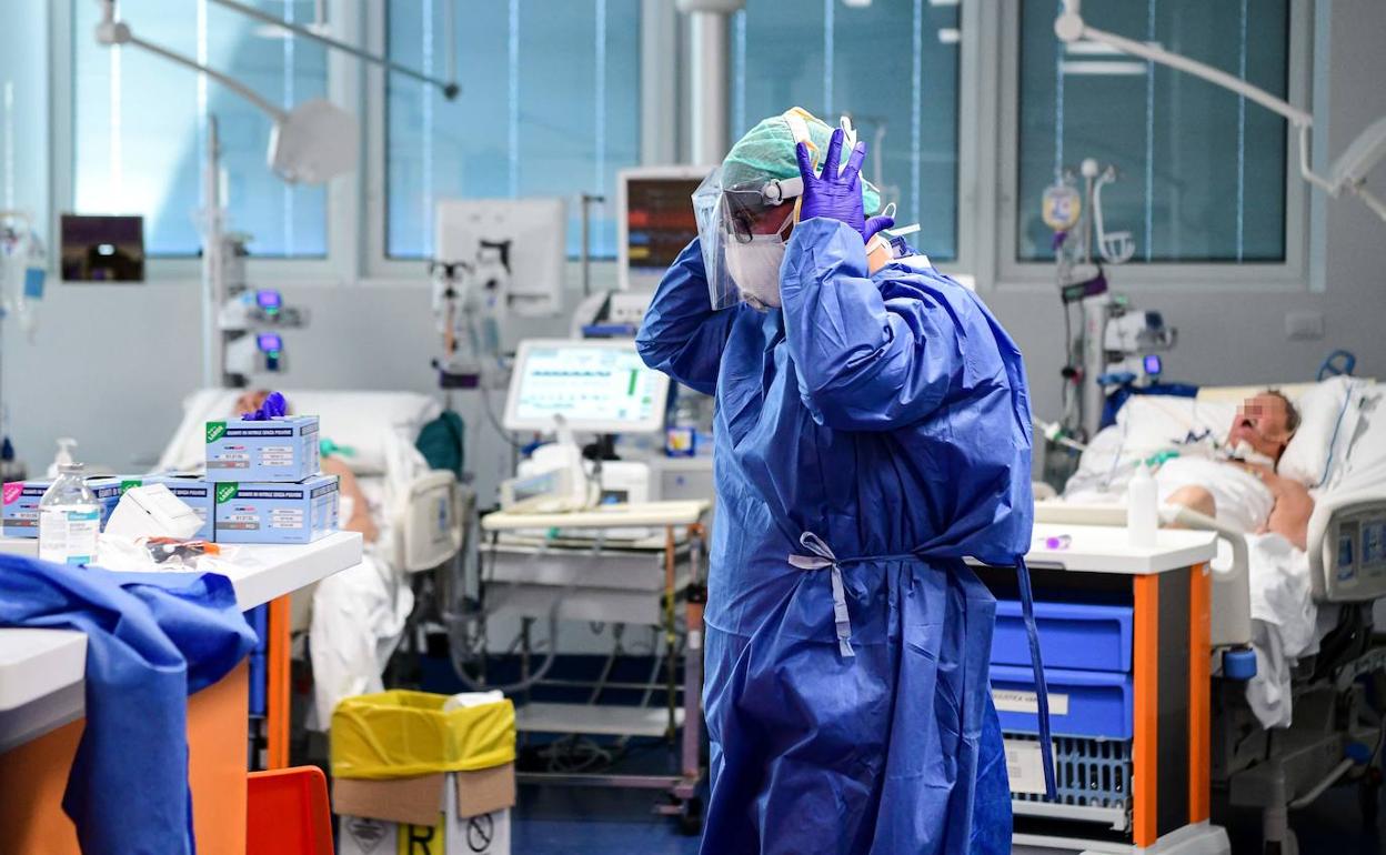 Un médico se prepara para acceder a una UCI.