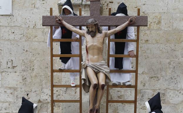 Imagen. El Descendimiento, en vivo junto a la Catedral de Palencia.