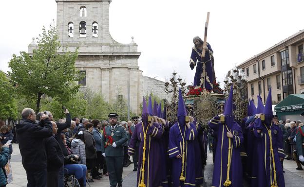 Imagen. La procesión de Los Pasos entre San Pablo y la Catedral.