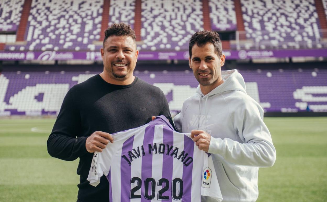 Ronaldo Nazário, presidente del club, posa con Javi Moyano, capitán del primer equipo. 