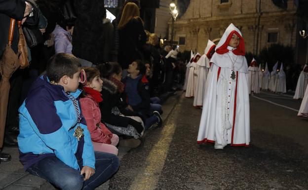 Imagen. El Santo Sepulcro se luce con una procesión del Santo Entierro completa.
