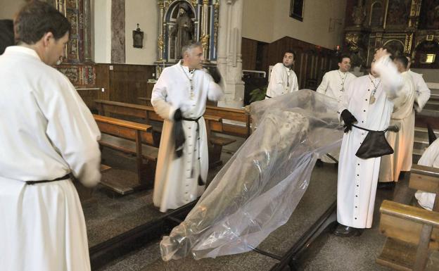 Imagen. Procesión de la Vera Cruz de Medina del Campo, suspendida por la lluvia.