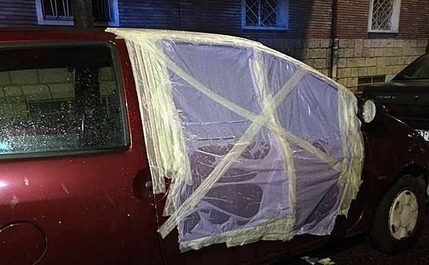 Detalle de uno de los coches desvalijados en La Rubia.