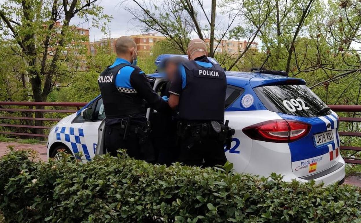 Detención en el puente de la Condesa Eylo del sospechoso de fumar en una gasolinera.