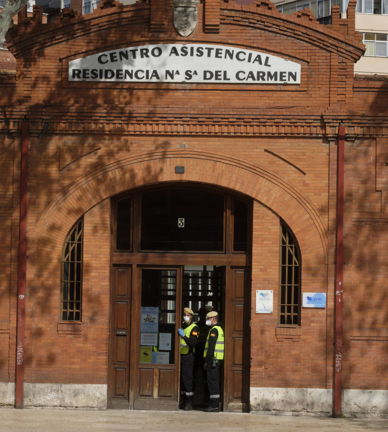 Fotos: Efectivos de la UME desinfectan el Centro Asistencial Nuestra Señora del Carmen, de Valladolid