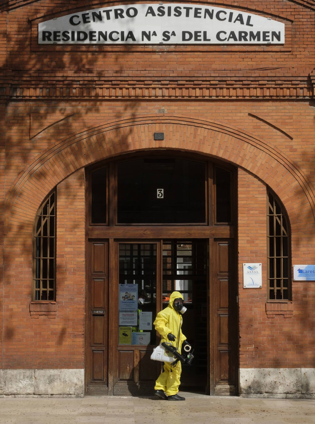 Fotos: Efectivos de la UME desinfectan el Centro Asistencial Nuestra Señora del Carmen, de Valladolid