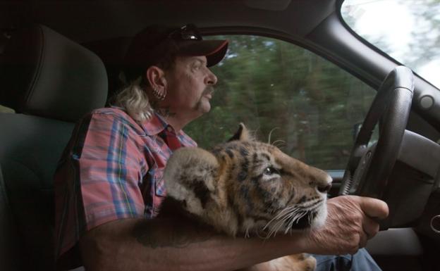 Uno de los momentos en los que brincarás en el asiento: Joe conduciendo con un tigre de copiloto. 