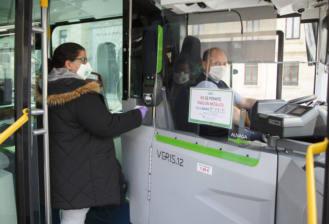 Fotos: La Policía de Valladolid reparte mascarillas en la estación y en las paradas de autobús