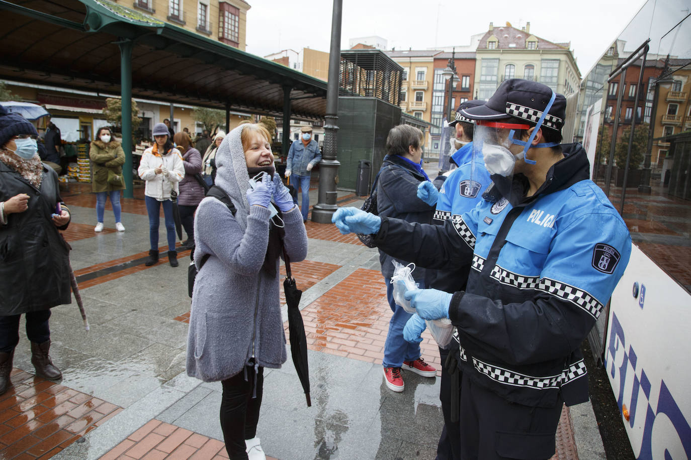 Fotos: La Policía de Valladolid reparte mascarillas en la estación y en las paradas de autobús