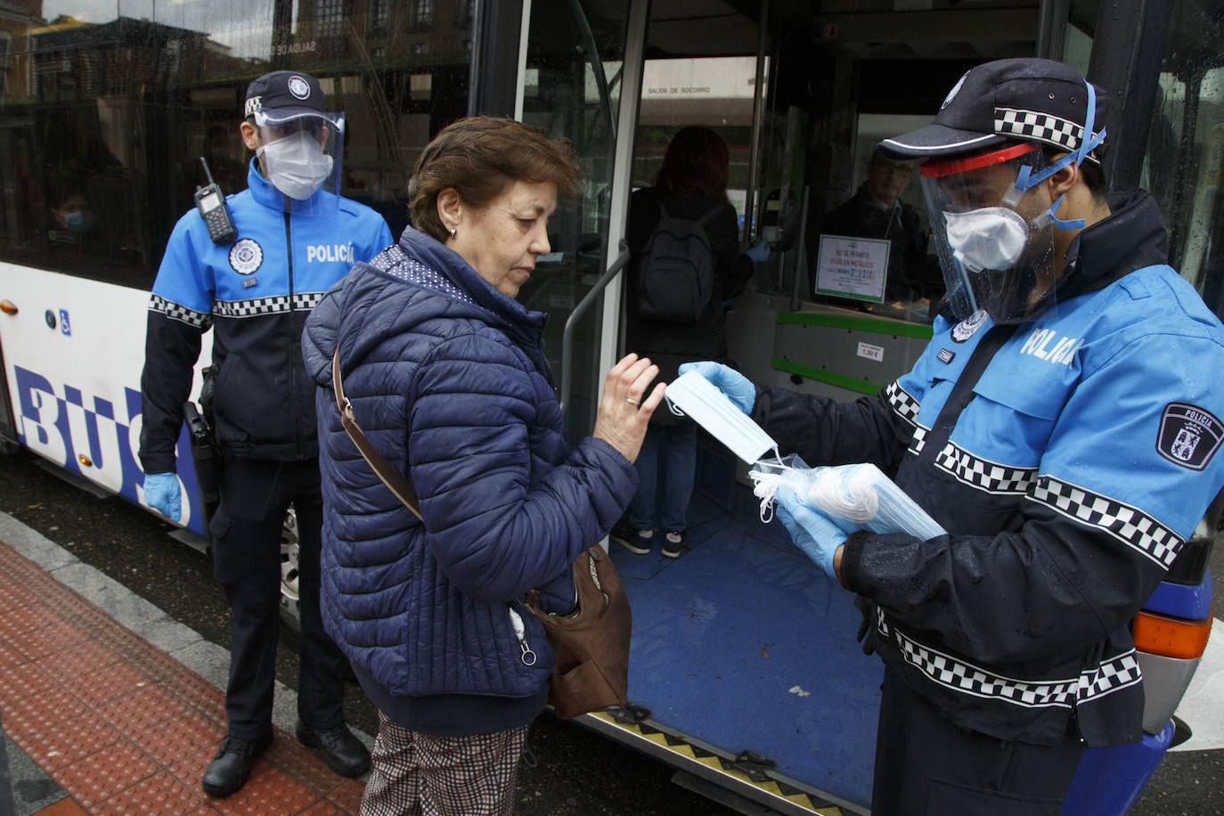 Fotos: La Policía de Valladolid reparte mascarillas en la estación y en las paradas de autobús