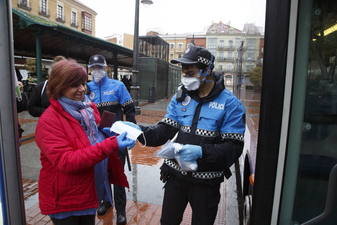 Fotos: La Policía de Valladolid reparte mascarillas en la estación y en las paradas de autobús