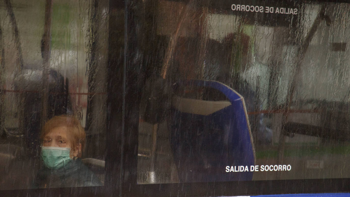 Fotos: La Policía de Valladolid reparte mascarillas en la estación y en las paradas de autobús