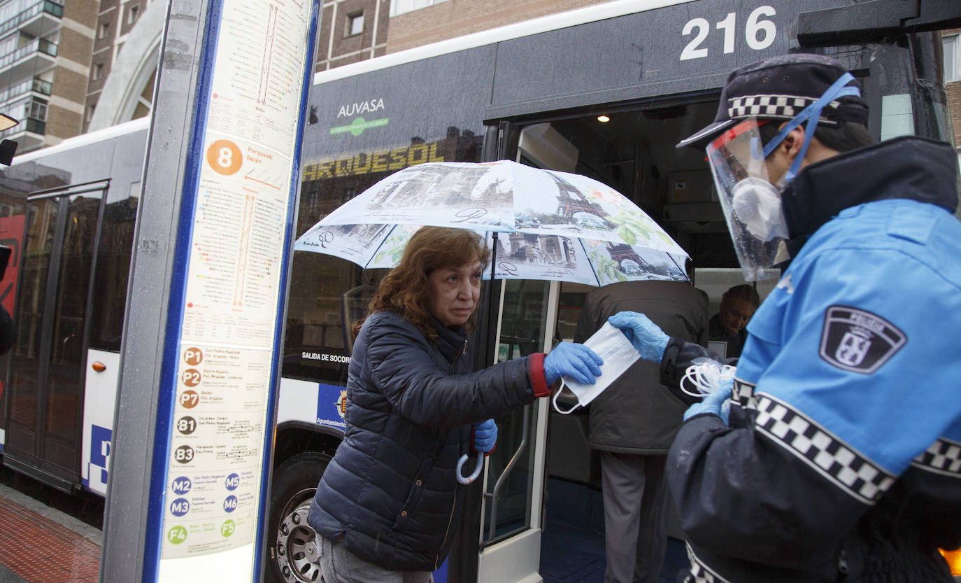 Fotos: La Policía de Valladolid reparte mascarillas en la estación y en las paradas de autobús