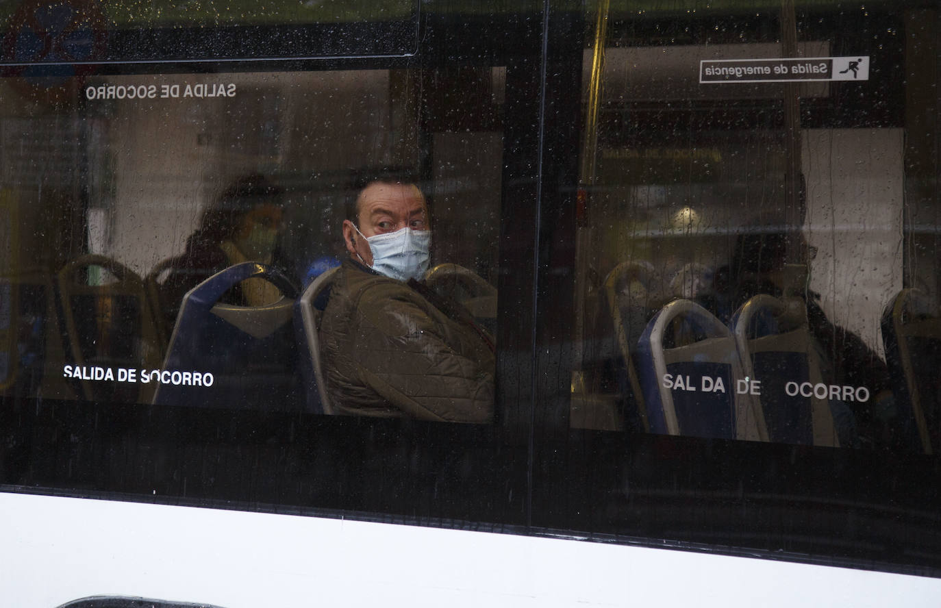 Fotos: La Policía de Valladolid reparte mascarillas en la estación y en las paradas de autobús
