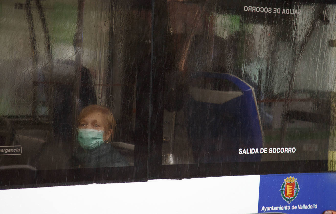 Fotos: La Policía de Valladolid reparte mascarillas en la estación y en las paradas de autobús