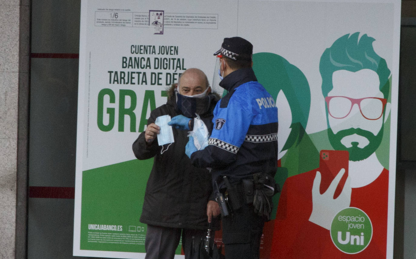 Fotos: La Policía de Valladolid reparte mascarillas en la estación y en las paradas de autobús