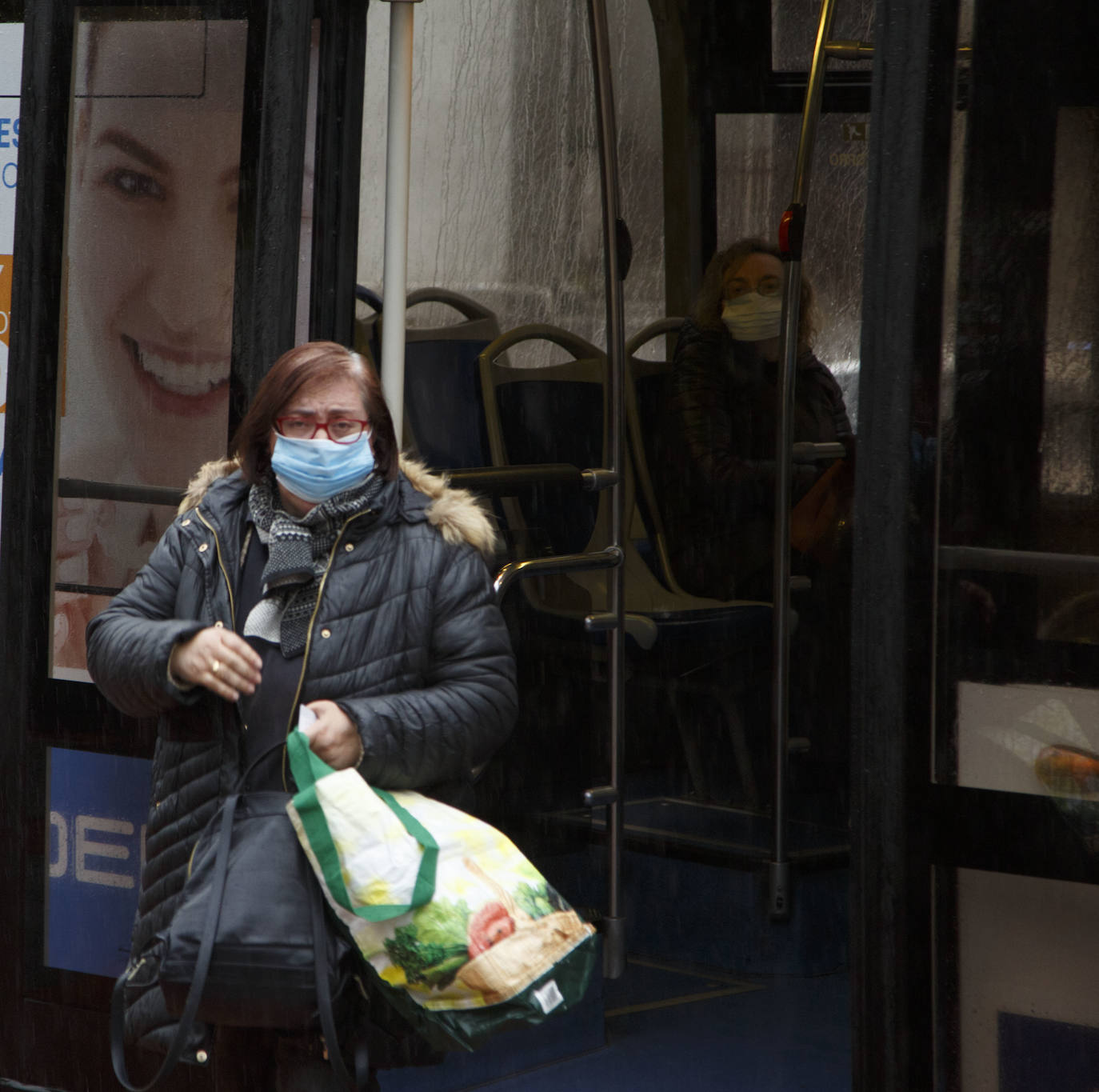 Fotos: La Policía de Valladolid reparte mascarillas en la estación y en las paradas de autobús