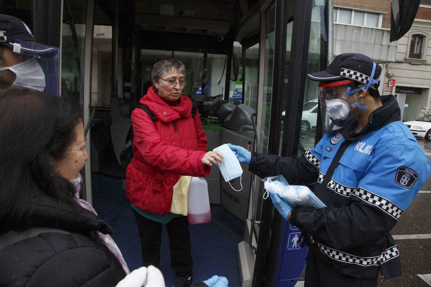 Fotos: La Policía de Valladolid reparte mascarillas en la estación y en las paradas de autobús