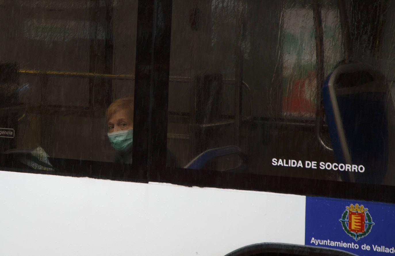 Fotos: La Policía de Valladolid reparte mascarillas en la estación y en las paradas de autobús