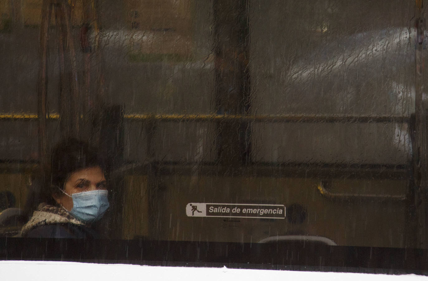 Fotos: La Policía de Valladolid reparte mascarillas en la estación y en las paradas de autobús