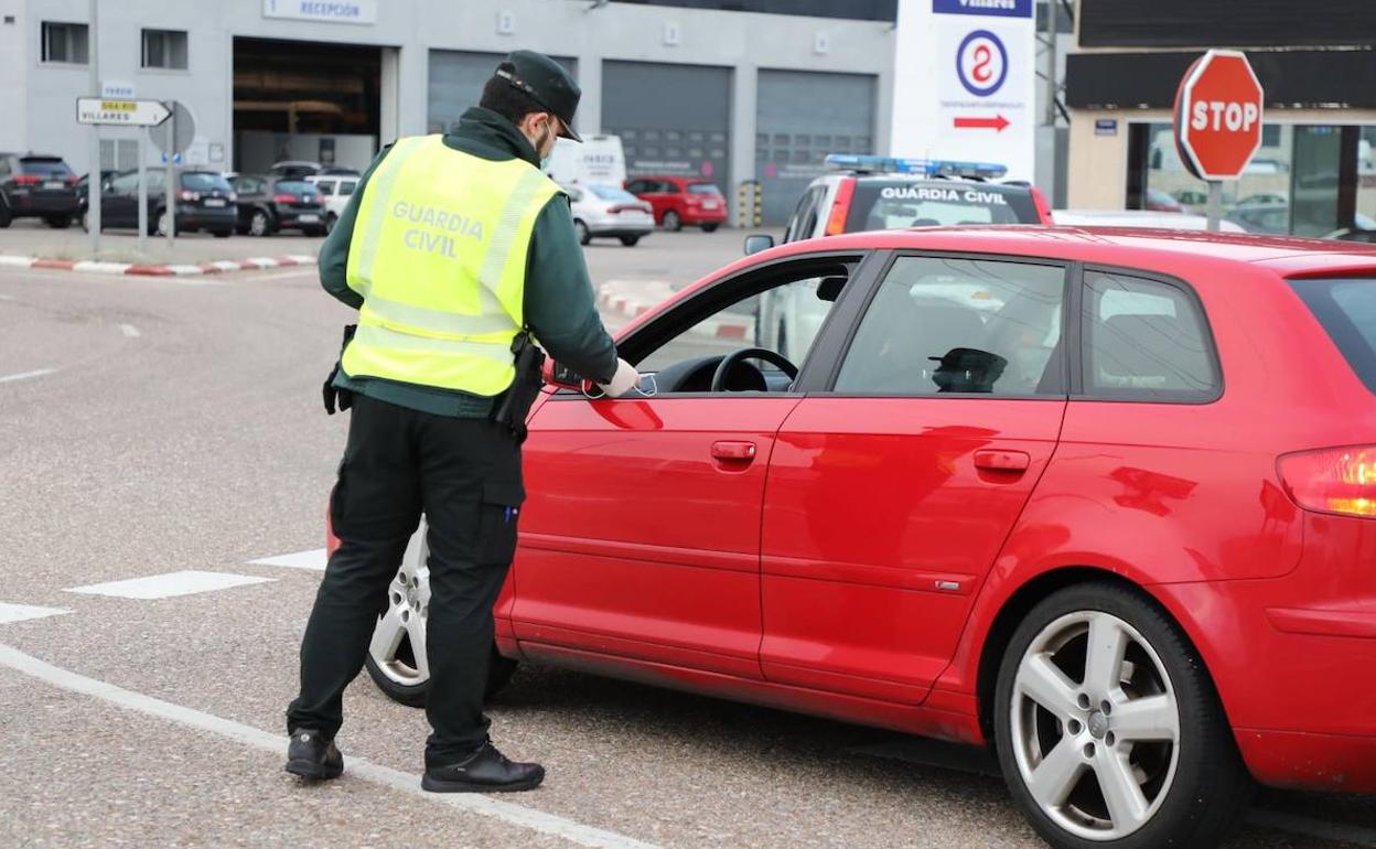 Controles policiales junto a una zona empresarial de Salamanca.