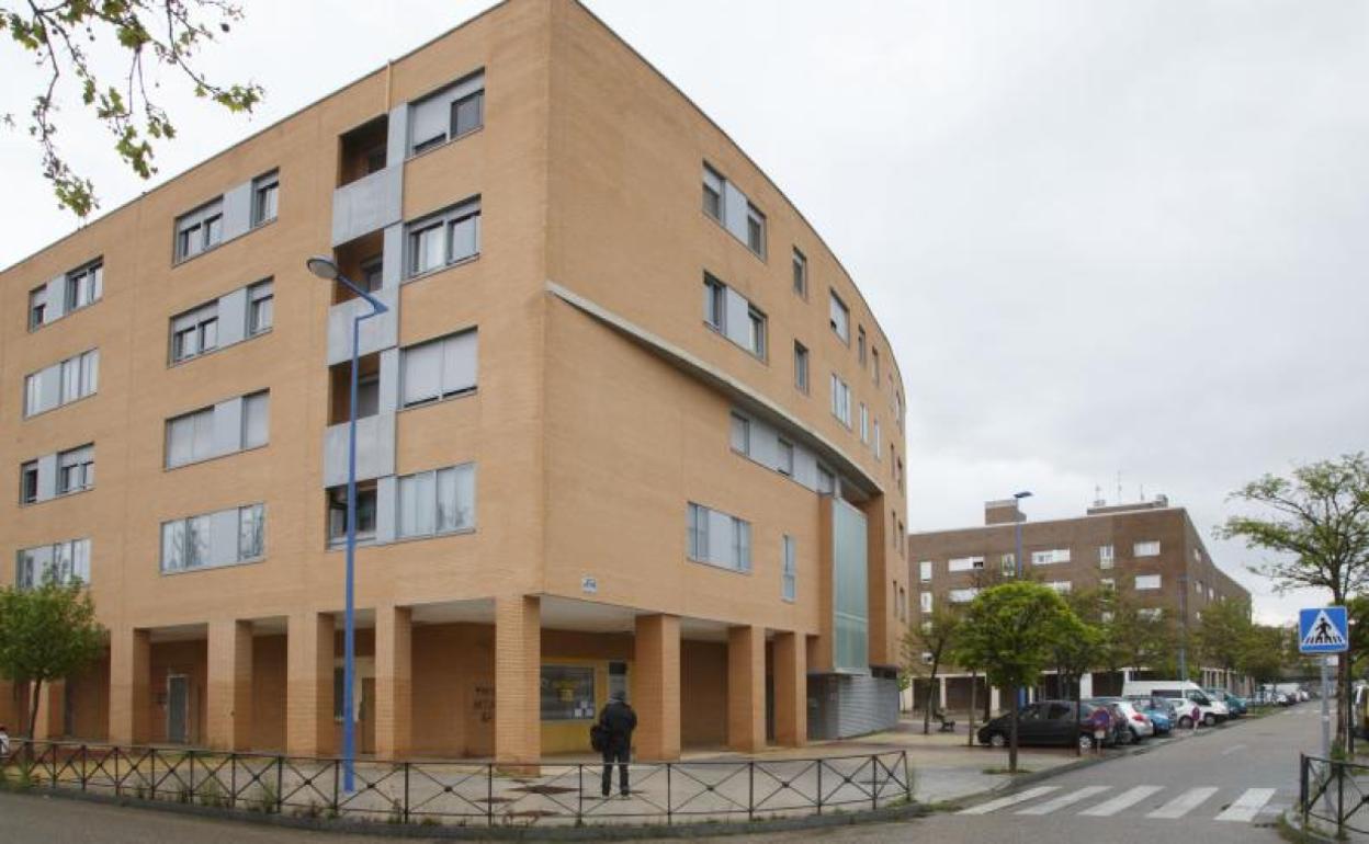El edificio de la calle Alcotán con Aguanieves, donde esta madruga una mujer se ha precipitado desde el tercer piso. 