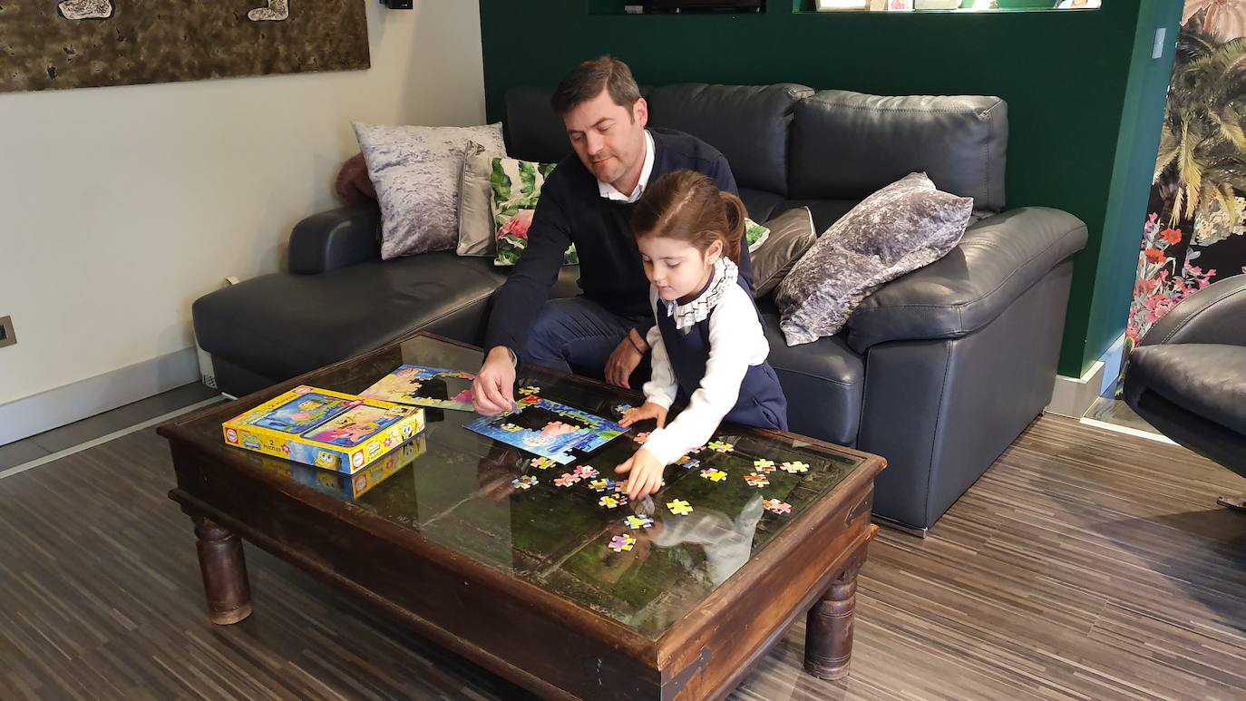 Alfonso Álvarez-Ossorio monta un puzle con Sofía.. 