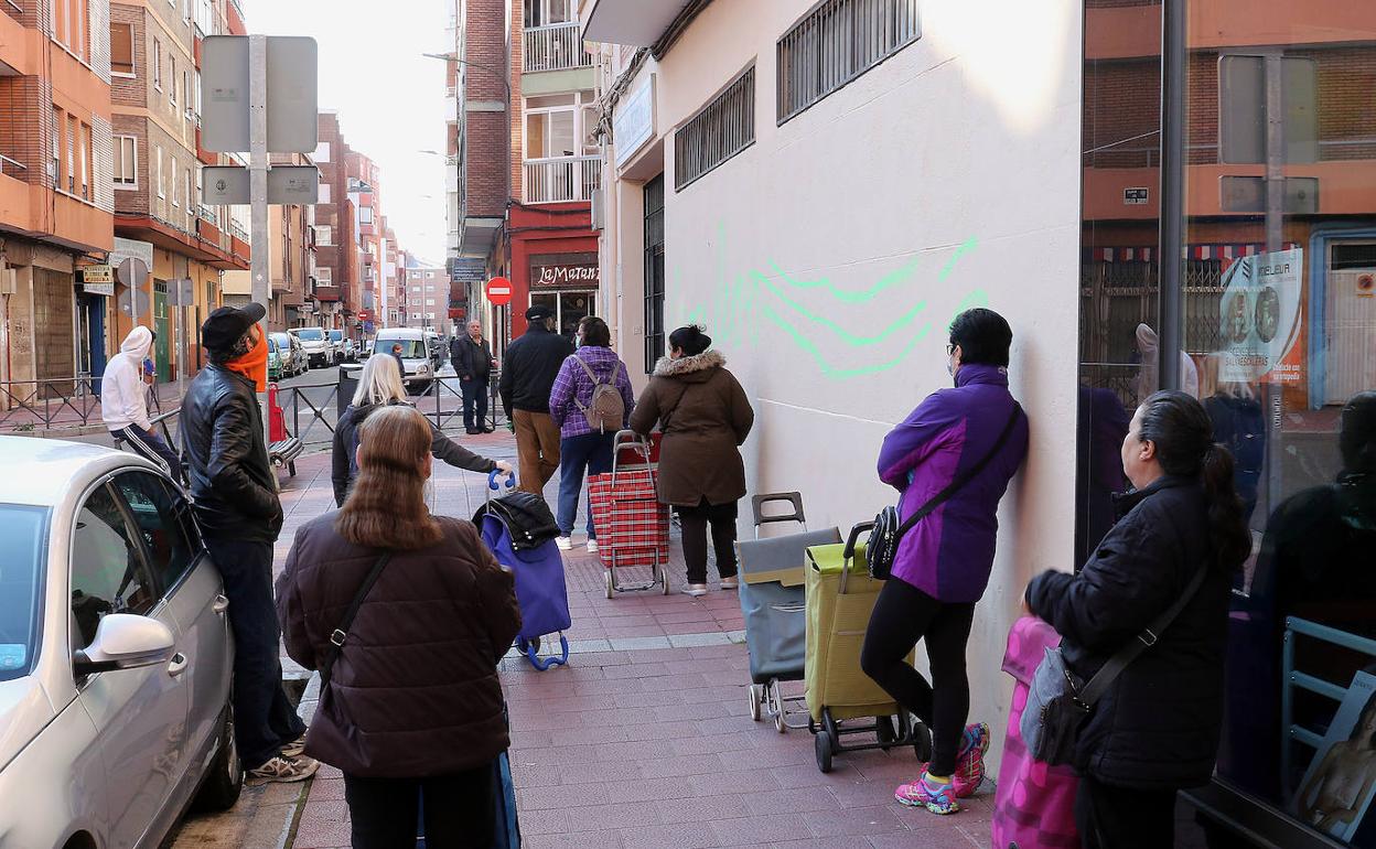 Varias personas esperan turno para recibir alimentos de la fundación San Vicente de Paúl. 